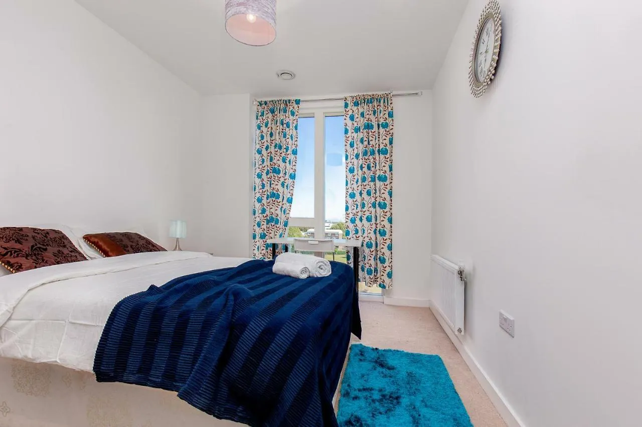 Lamington Heights Apartment London Homestay