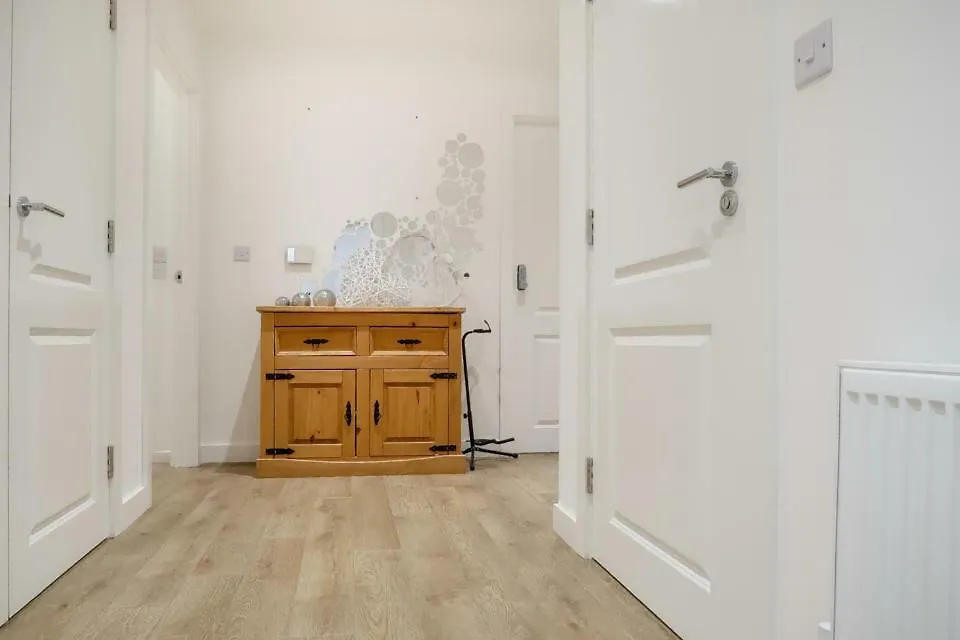 Lamington Heights Apartment London